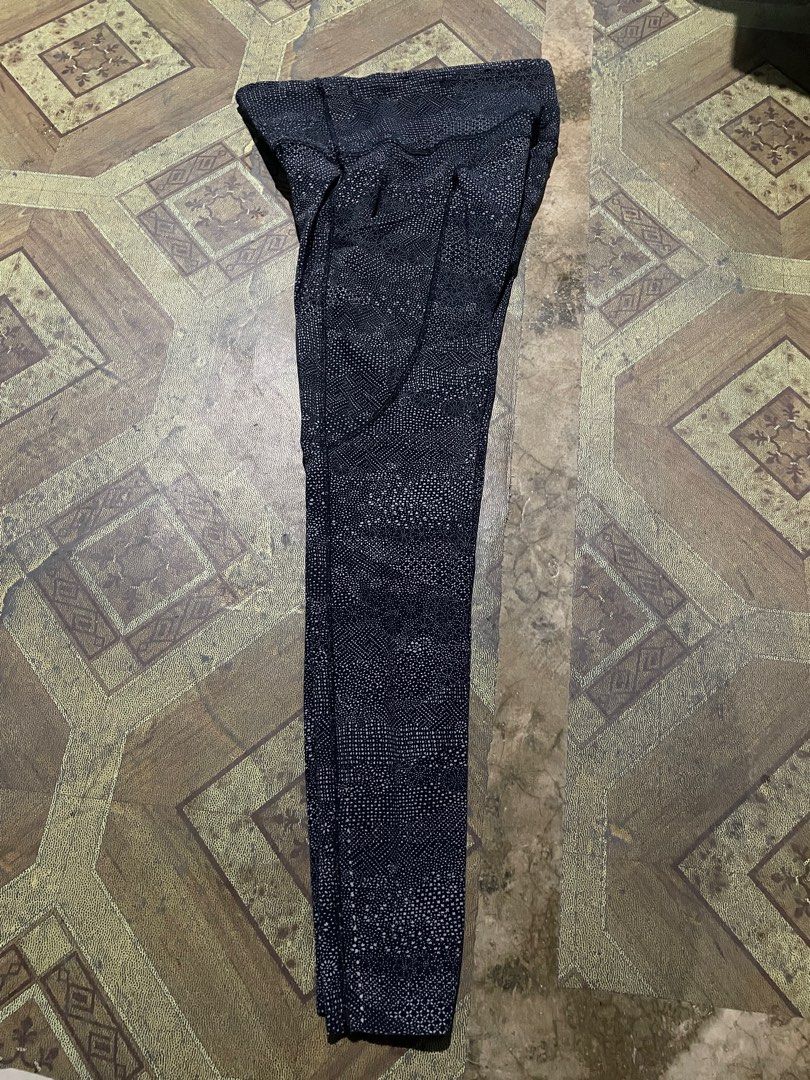 Lululemon Align High-Rise Leggings Size 4 (Category: Activewear) located in Mabalacat. Submitted by cornistaja55233 (Listing ID 1462835890, Image 3). Description: - Lululemon Align Leggings - Size: 4 - Fit: High-rise - Color: Black with subtle white speckled pattern - Features: Super comfortable, side pockets - Condition: Gently used - Ideal for: Workouts or lounging.