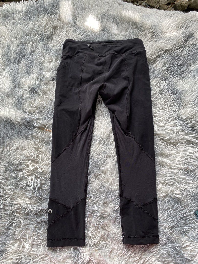Lululemon Black Cropped Leggings with Pockets (Category: Activewear) located in Alcala. Submitted by georgetorr31608 (Listing ID 1462823314, Image 1). Description: Dm .