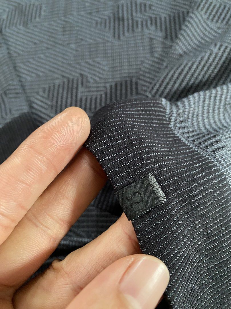 Lululemon Long Sleeve Geometric Pattern Shirt (Category: Activewear) located in Alcala. Submitted by georgetorr31608 (Listing ID 1462822618, Image 2). Description: Lululemon long-sleeve Dimes 16.5x25 Color rate 10/10 Cut tag .