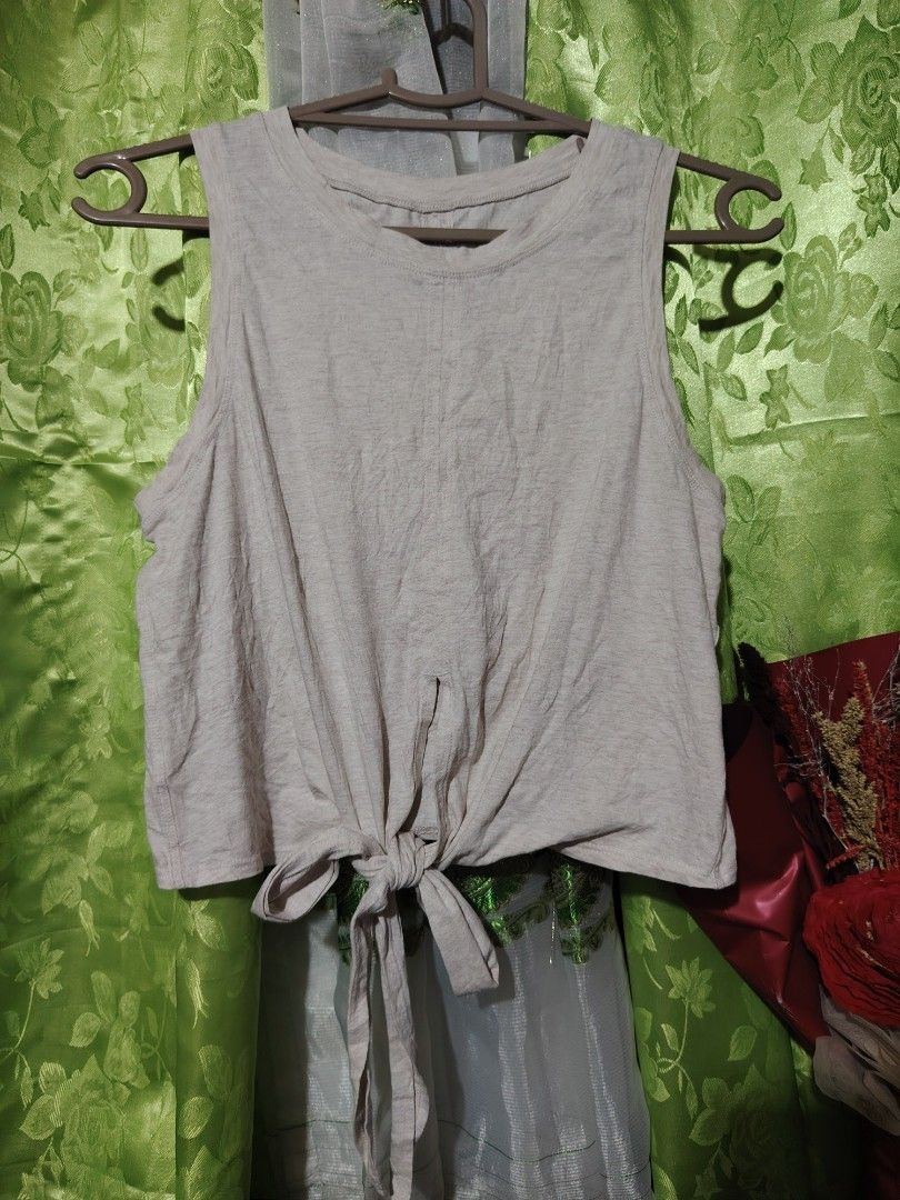 Lululemon Tank Top Tie Front Sleeveless Top (Category: Sleeveless) located in Santa Rosa. Submitted by RRRR0520 (Listing ID 1462714904, Image 1). Description: - Lightweight Lululemon tank top - Features a stylish tie-front detail at the hem - Sleeveless design for freedom of movement - Made from soft, breathable fabric - Versatile: Great for workouts or casual wear - Easy to style for any occasion SMALL TO MEDIUM VERY COMFY.