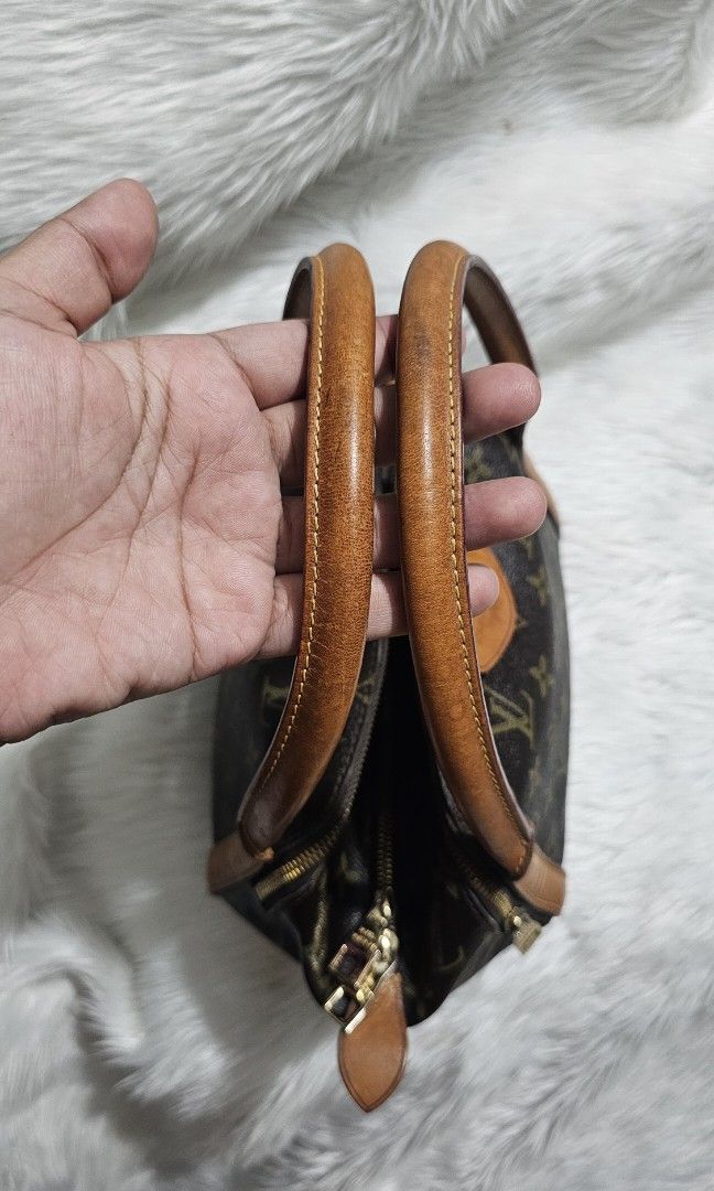 LV MARAIS BB (Category: Shoulder Bags) located in Bulacan. Submitted by misyeljane (Listing ID 1462741398, Image 2). Description: PRELOVED. CODED. (PM SA PIC) NO MAJOR ISSUE. MINIMAL SIGNS OF USE. PM FOR MORE PICS. PM FOR MORE INFO..