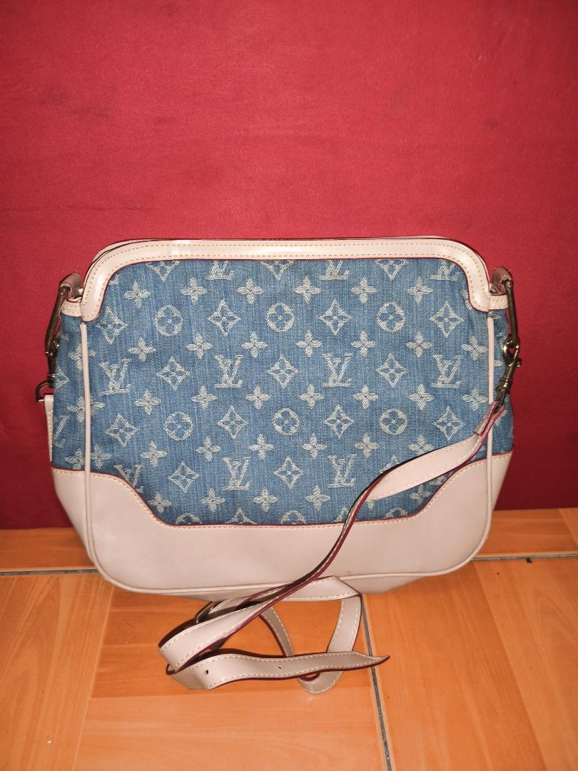 LV Shoulder Bag (Category: Luxury Bags & Wallets) located in Agdangan. Submitted by den_sells (Listing ID 1462835464, Image 2). Description: - LV Denim Shoulder Bag - has a stain near the interior logo - open for price negotiations RULES: ❌ COD ✅ FIRST PAY BASIS ✅ MINE NOW = PAY NOW ✅ 2 DAY RESERVATION, IF UNPAID = RESERVATION IS VOID LOCATION: Laguna SHIPPING: J&T Express Philippines.