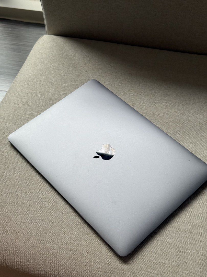 MacBook Air 13-inch 2020 (Category: Laptops & Notebooks) located in Makati City. Submitted by hotdrops (Listing ID 1462885134, Image 1). Description: NEGOTIABLE 20k Intel Core i3 8GB RAM 256GB SSD Retina Display Intel Iris Plus Graphics Touch ID Battery Health: Normal macOS Sonoma Personal unit. Everything working properly. Selling because I’m upgrading. Barely have scratches. .