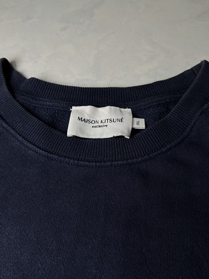 Maison Kitsuné Navy Fox Patch Sweatshirt XL (Category: Coats, Jackets and Outerwear) located in Manila. Submitted by halukays (Listing ID 1462796991, Image 3). Description: - Navy blue Maison Kitsuné sweatshirt - Features the iconic fox patch on the chest - Made from 100% cotton - Tagged as XL - Ideal for casual wear Maison Kitsune Pullover Size Medium Width 24 Length 27 Color rate 9/10 Good Condition Complete tags No flaws 🏷️ 1,380 plus ship 📍