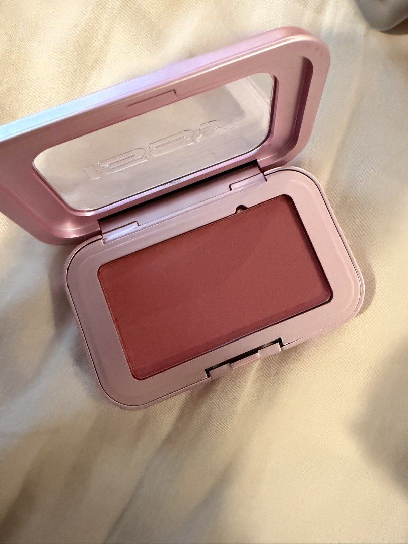 Makeup bundle (Category: Makeup) located in Quezon City. Submitted by shopsycloset (Listing ID 1462775964, Image 2). Description: get everything here for only 700 bnew never used est total value of this bundle is at 1,600 rfs: too much makeup.