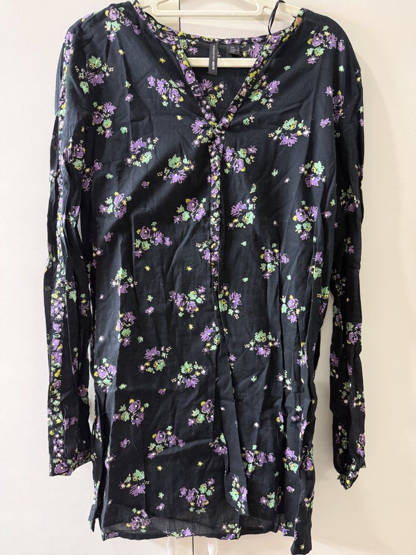 Mango Black Floral Print Long Sleeve Top Size M (Category: Blouses) located in Rosario. Submitted by lovedtwiceph (Listing ID 1462802613, Image 1). Description: - Stylish black top with a purple and green floral print. - Long sleeves with button cuffs. - Flattering V-neckline with functional button details. - Relaxed fit with convenient side slits. - Ideal for everyday casual wear..
