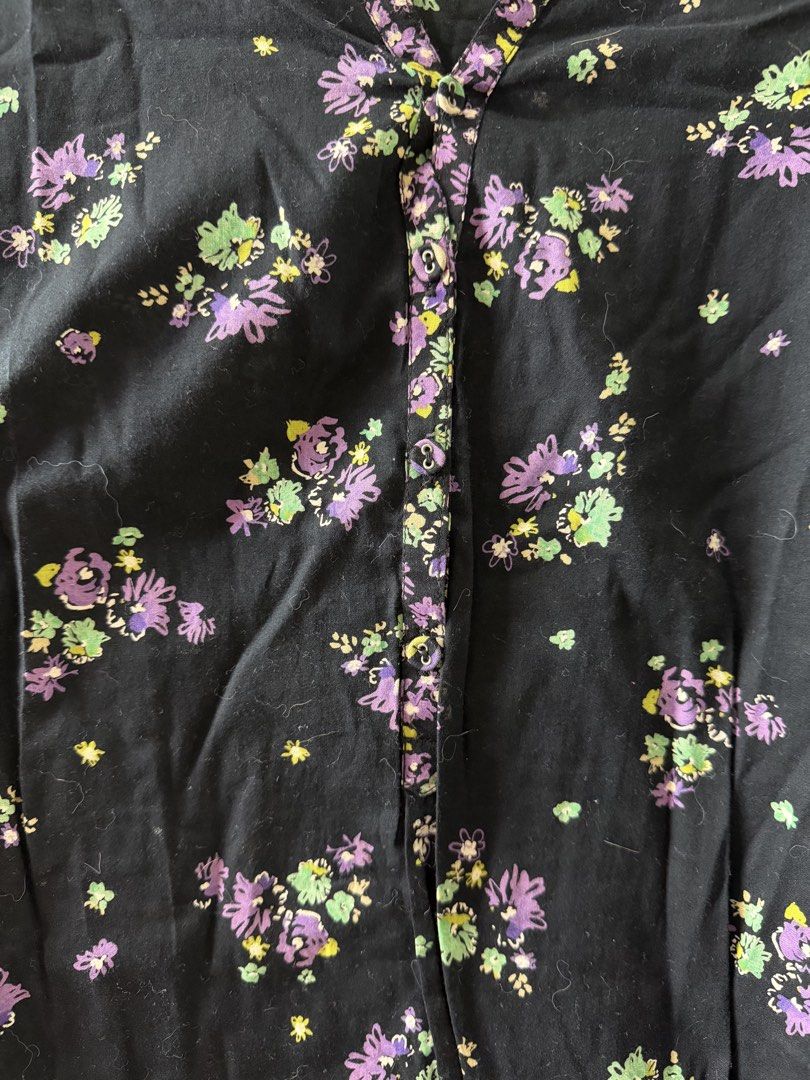 Mango Black Floral Print Long Sleeve Top Size M (Category: Blouses) located in Rosario. Submitted by lovedtwiceph (Listing ID 1462802613, Image 2). Description: - Stylish black top with a purple and green floral print. - Long sleeves with button cuffs. - Flattering V-neckline with functional button details. - Relaxed fit with convenient side slits. - Ideal for everyday casual wear..
