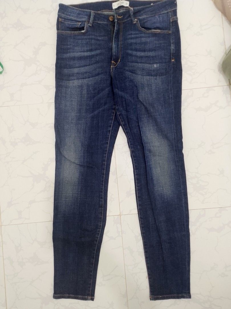 Mango Denim & Tees (Category: Jeans) located in Santiago. Submitted by selenaleigh (Listing ID 1462790497, Image 1). Description: Waistline: 32 inches Length: 39 inches Color: dark blue.