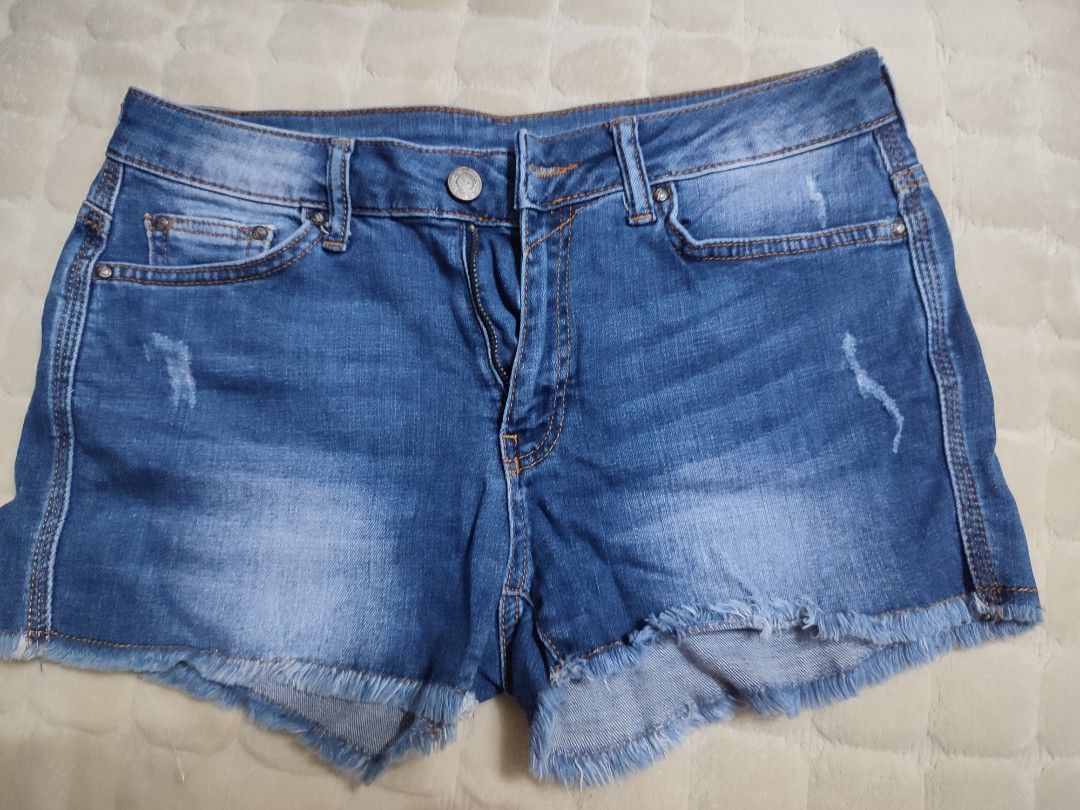 Mango Jeans Denim Shorts (Category: Shorts) located in Cainta. Submitted by boldhorse_d62227 (Listing ID 1462721555, Image 2). Description: - Mango Jeans blue denim shorts - Size EUR 38 (US 6, MEX 5) - Button and zip closure - Made in Turkey.