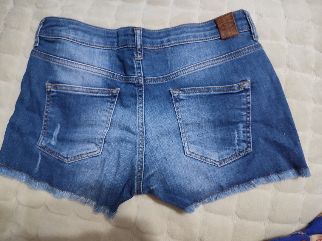 Mango Jeans Denim Shorts (Category: Shorts) located in Cainta. Submitted by boldhorse_d62227 (Listing ID 1462721555, Image 3). Description: - Mango Jeans blue denim shorts - Size EUR 38 (US 6, MEX 5) - Button and zip closure - Made in Turkey.