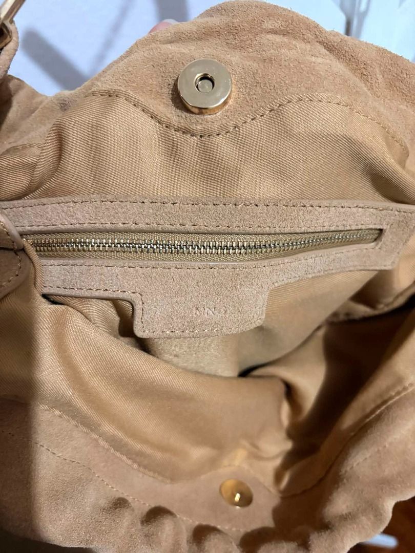 Mango Suede Leather Bag with Gold Chain Strap (Category: Shoulder Bags) located in Mandaluyong City. Submitted by reginaldg0597 (Listing ID 1462742888, Image 2). Description: - Tan suede shoulder bag - Elegant gold chain strap - Secure magnetic snap closure - Convenient interior zip pocket - Bank transfer or GCash transaction.
