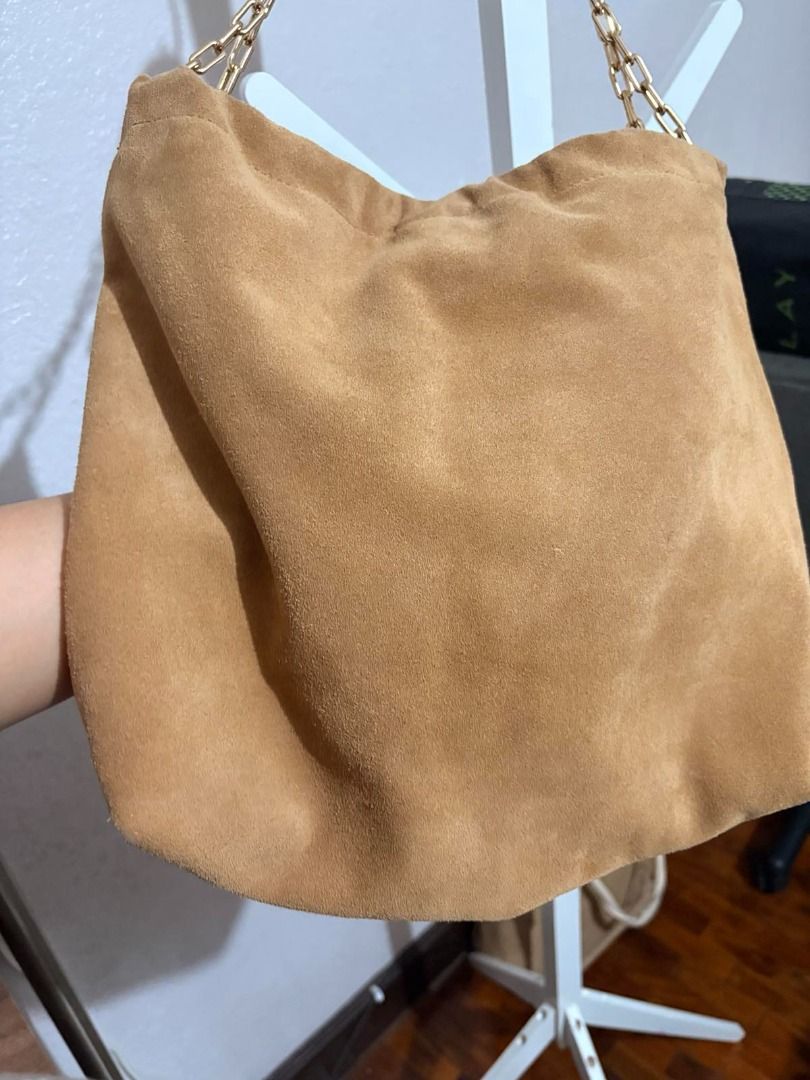 Mango Suede Leather Bag with Gold Chain Strap (Category: Shoulder Bags) located in Mandaluyong City. Submitted by reginaldg0597 (Listing ID 1462742888, Image 3). Description: - Tan suede shoulder bag - Elegant gold chain strap - Secure magnetic snap closure - Convenient interior zip pocket - Bank transfer or GCash transaction.