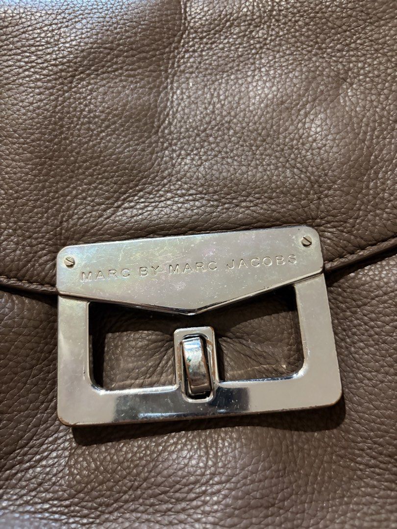 Marc by Marc Jacobs Brown Leather Shoulder Bag (Category: Luxury Bags & Wallets) located in Marikina City. Submitted by iyahmilana (Listing ID 1462729051, Image 2). Description: - Pre-loved with signs of use, especially minor scratches/wear on the hardware - Negotiable Please see photos for actual condition 💗RFS: Decluttering / no longer using Please manage your expectations .
