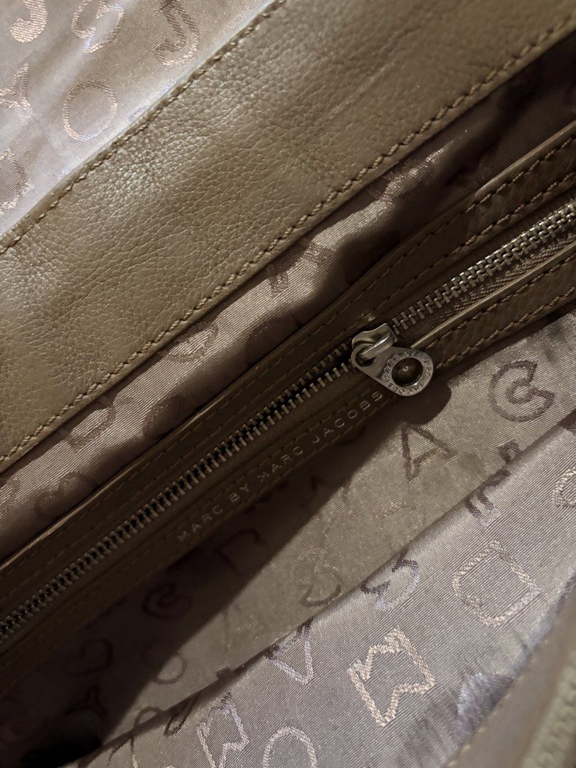Marc by Marc Jacobs Brown Leather Shoulder Bag (Category: Luxury Bags & Wallets) located in Marikina City. Submitted by iyahmilana (Listing ID 1462729051, Image 3). Description: - Pre-loved with signs of use, especially minor scratches/wear on the hardware - Negotiable Please see photos for actual condition 💗RFS: Decluttering / no longer using Please manage your expectations .