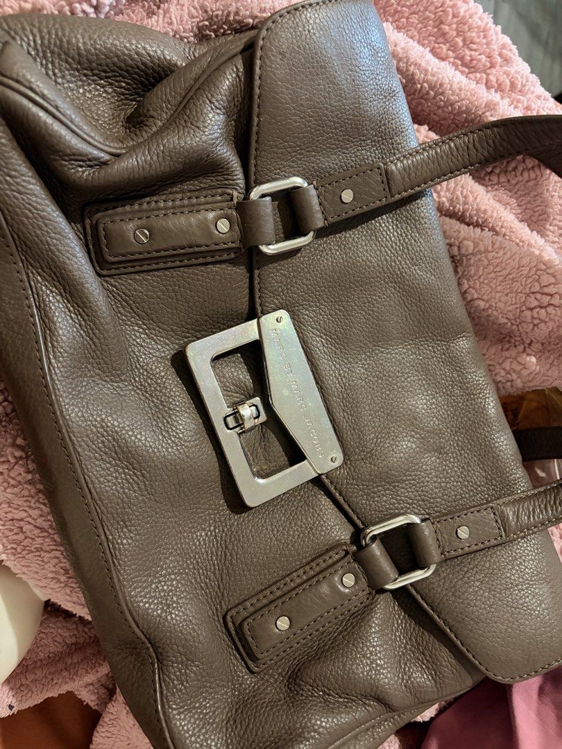 Marc by Marc Jacobs Brown Leather Shoulder Bag (Category: Luxury Bags & Wallets) located in Marikina City. Submitted by iyahmilana (Listing ID 1462729051, Image 1). Description: - Pre-loved with signs of use, especially minor scratches/wear on the hardware - Negotiable Please see photos for actual condition 💗RFS: Decluttering / no longer using Please manage your expectations .