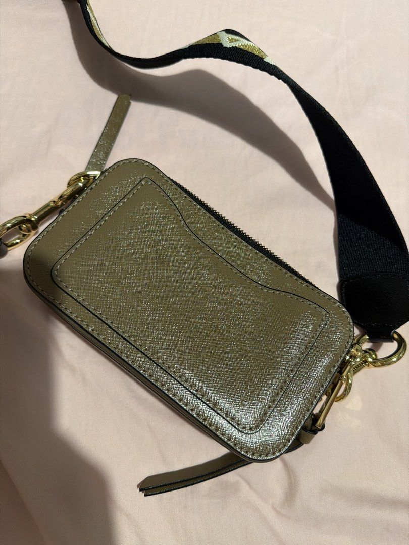 Marc Jacobs 相機袋 （分類：手袋及銀包）位於 Hong Kong。 由 comebuybuyla 提交（商品編號 1462829681，圖片 1）。簡介： MJ 相機袋，綠色。有長帶，可以斜孭或者側孭。袋面有拉鍊位，方便擺嘢。袋身係十字紋皮革，幾襟用。長帶上面有花紋，好有特色。細細個啱晒放電話銀包。。