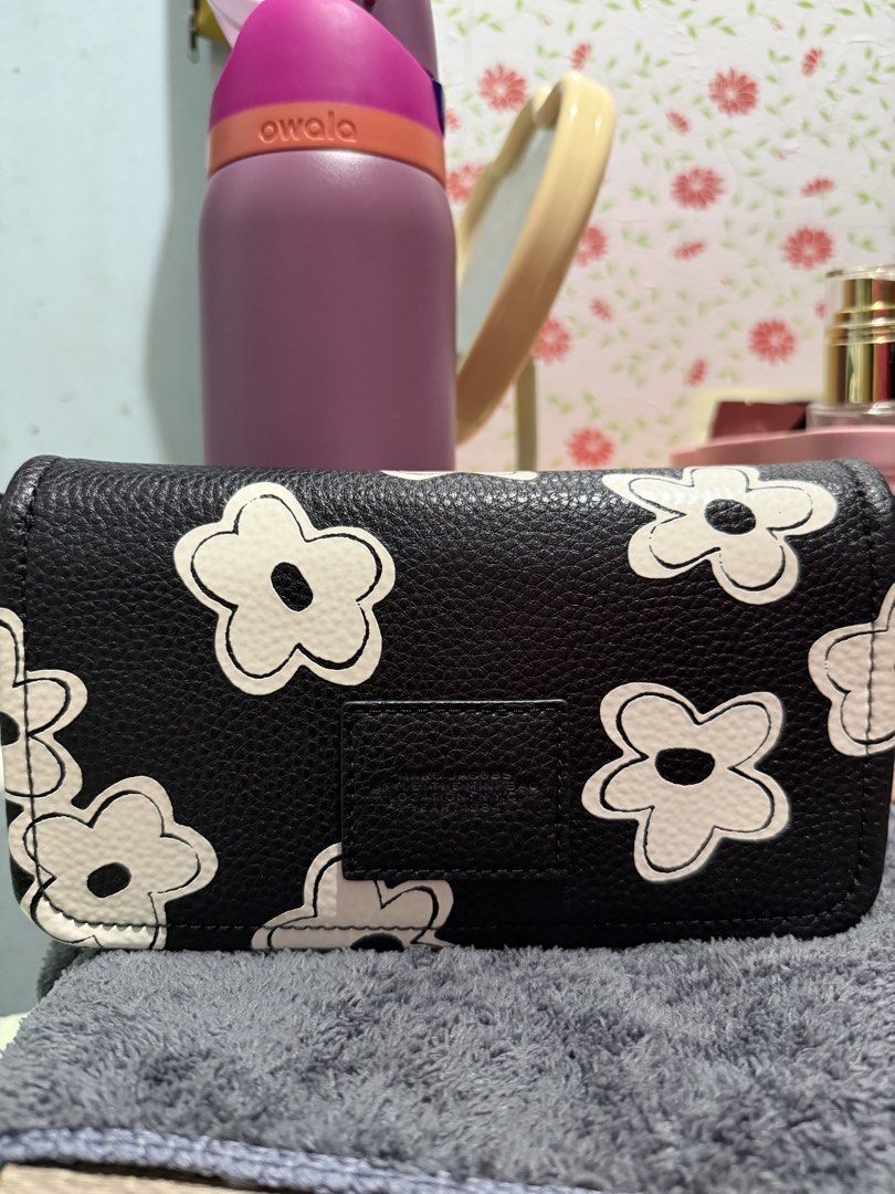 Marc Jacobs the MINI BAG (Category: Cross-body Bags) located in Manila. Submitted by momaystuff2025 (Listing ID 1462783584, Image 3). Description: PreOwned: rarely used Super LIKE NEW.