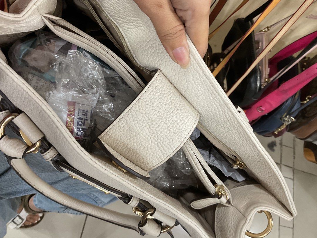 Mark Jacobs Bag (Category: Shoulder Bags) located in Bacolod City. Submitted by asianbellahadidd (Listing ID 1462758114, Image 3). Description: .