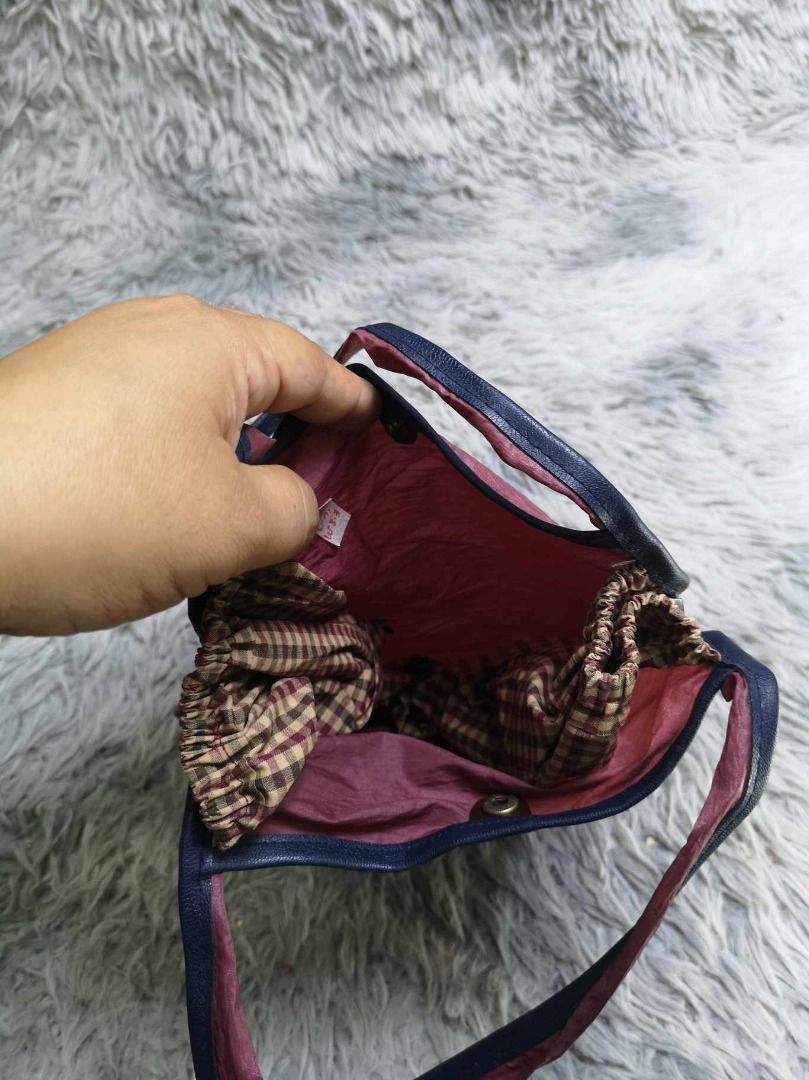 Maroon Nylon Contrasting Straps Hand Bag (Category: Shoulder Bags) located in Santa Cruz. Submitted by jmy_surplus.2 (Listing ID 1462792925, Image 2). Description: Size ; L - 9 W - 8.3 Color ; Maroon Type ; Hand Bag Brand ; No brand Material ; Nylon Style ; Snap Closure Nylon Maroon Hand Bag LR 129 JMY 5 Batch #222.