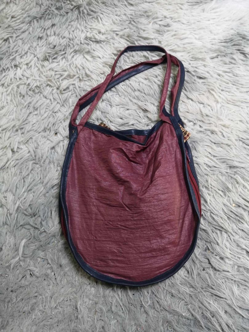 Maroon Nylon Contrasting Straps Hand Bag (Category: Shoulder Bags) located in Santa Cruz. Submitted by jmy_surplus.2 (Listing ID 1462792925, Image 1). Description: Size ; L - 9 W - 8.3 Color ; Maroon Type ; Hand Bag Brand ; No brand Material ; Nylon Style ; Snap Closure Nylon Maroon Hand Bag LR 129 JMY 5 Batch #222.