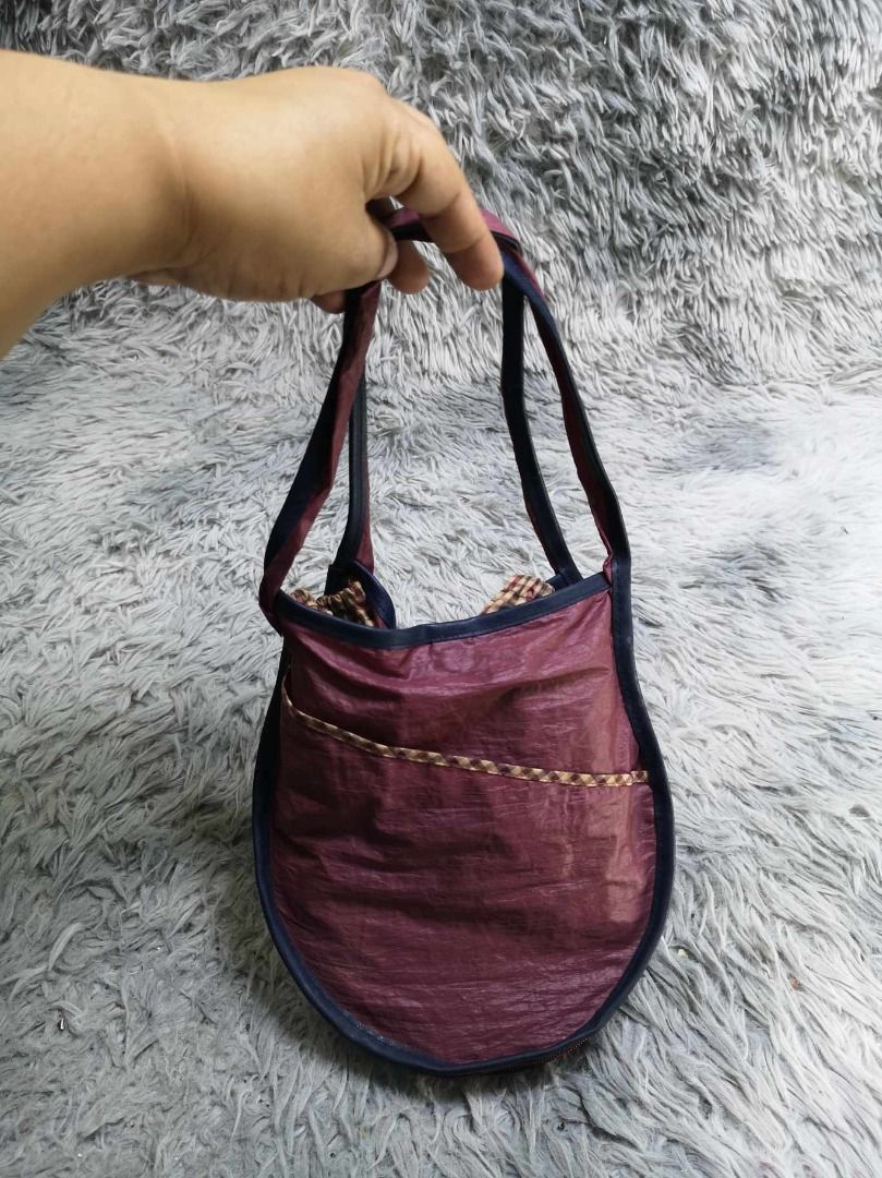 Maroon Nylon Contrasting Straps Hand Bag (Category: Shoulder Bags) located in Santa Cruz. Submitted by jmy_surplus.2 (Listing ID 1462792925, Image 3). Description: Size ; L - 9 W - 8.3 Color ; Maroon Type ; Hand Bag Brand ; No brand Material ; Nylon Style ; Snap Closure Nylon Maroon Hand Bag LR 129 JMY 5 Batch #222.