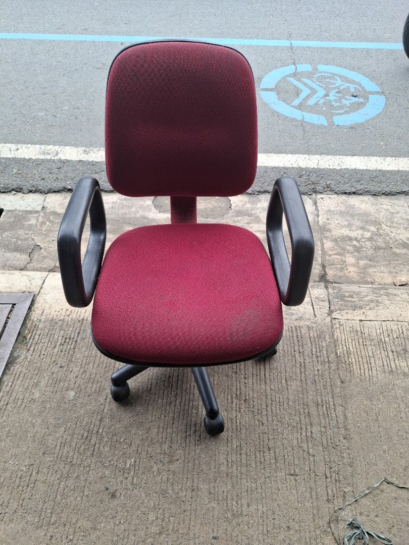 Maroon Office Chair with Wheels and Armrests (Category: Chairs) located in Manila. Submitted by rocksolid227 (Listing ID 1462707508, Image 2). Description: - Comfortable maroon office chair - Features wheels for easy mobility - Includes armrests for added comfort - Suitable for both home and office environments - Sturdy base for stability - Minor signs of wear on fabric.