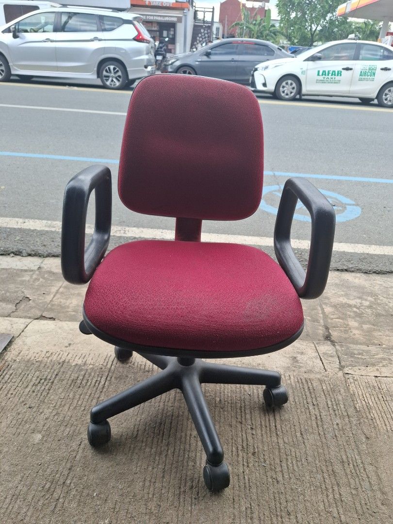 Maroon Office Chair with Wheels and Armrests (Category: Chairs) located in Manila. Submitted by rocksolid227 (Listing ID 1462707508, Image 1). Description: - Comfortable maroon office chair - Features wheels for easy mobility - Includes armrests for added comfort - Suitable for both home and office environments - Sturdy base for stability - Minor signs of wear on fabric.