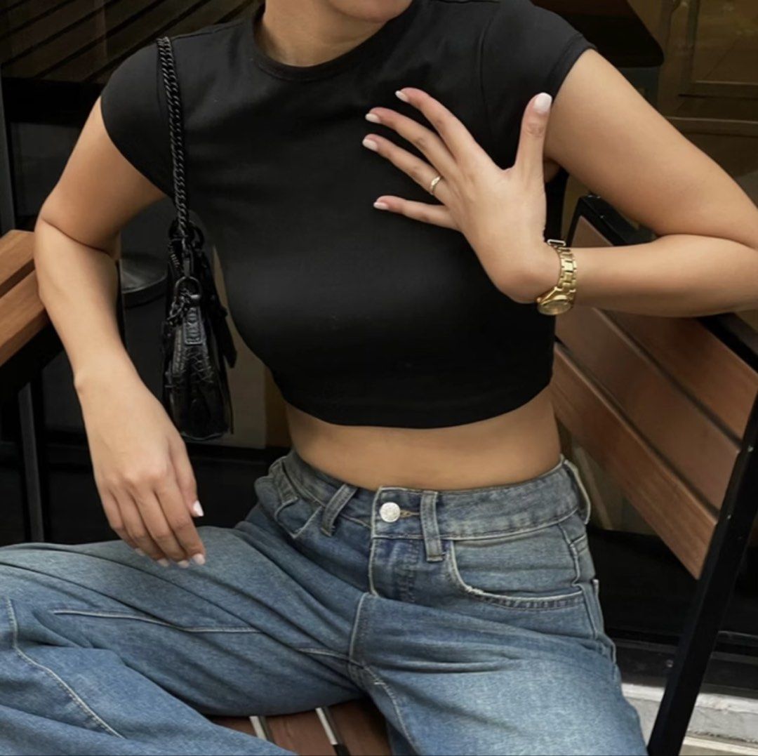 MERA Crop Top [Lila] (Category: Shirts) located in Cebu City. Submitted by cholinesterase (Listing ID 1462860921, Image 3). Description: - Pink cropped t-shirt from MERA - Short sleeves and crew neck - Soft and stretchy material - Ideal for casual wear or layering - Pairs well with jeans or shorts.