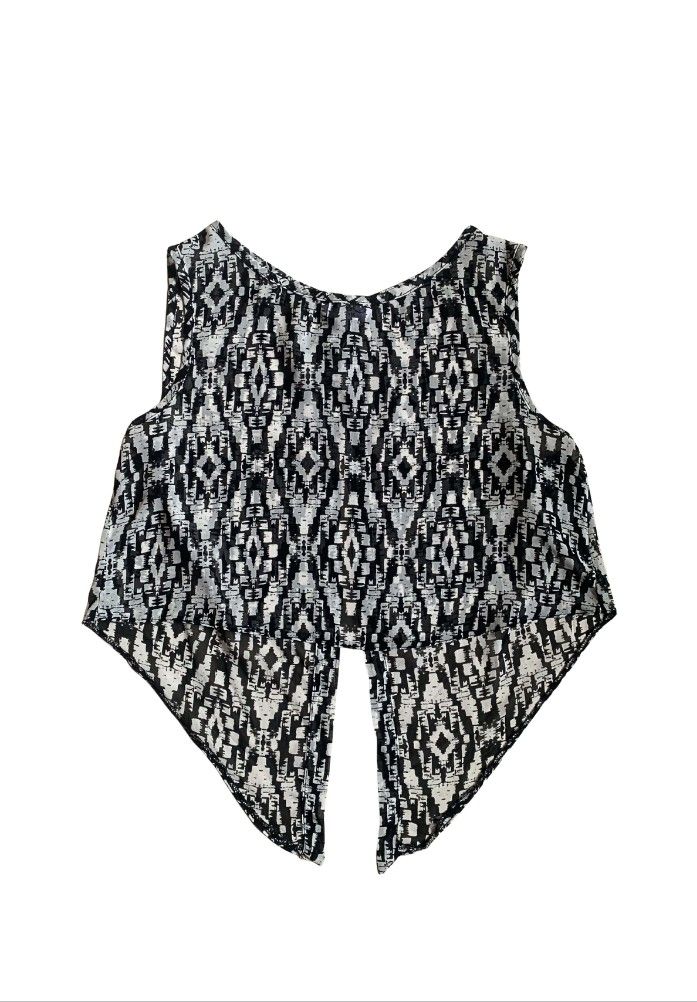 MESH Black and White Geometric Print Top (Category: Sleeveless) located in Tiaong. Submitted by cdoswan (Listing ID 1461568449, Image 1). Description: - Trendy cropped vest with a cool geometric print. - Features a striking black and white diamond pattern. - Sleeveless design for a comfortable fit. - Unique split hem detail at the back. - Versatile piece: perfect for layering or as a standalone statement top. - Adds an edgy and unique vibe to any