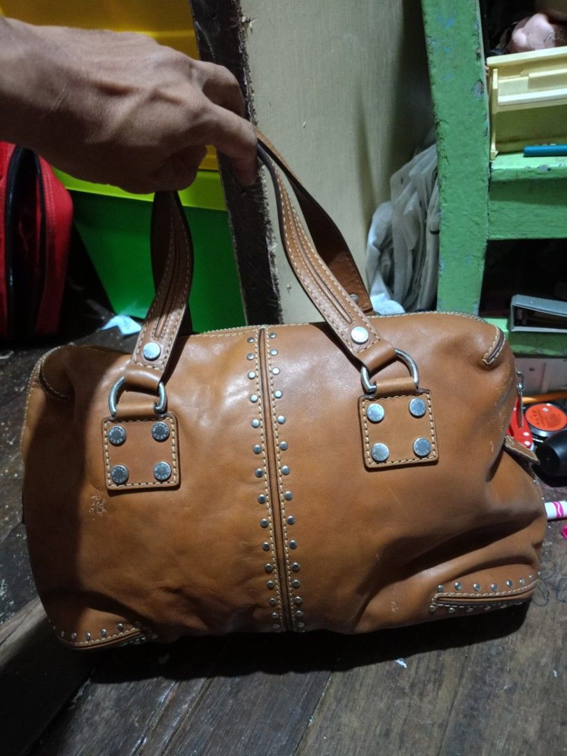 Michael Kors bag genuine leather (Category: Shoulder Bags) located in Manila. Submitted by raymund2501 (Listing ID 1462831994, Image 2). Description: for sale 700 vintage mk bag genuine leather as is wat u see is wat u get RFS decluttering.