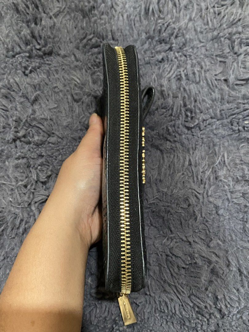 Michael Kors Wallet (Category: Wallets & Card holders) located in Las Pinas. Submitted by maumeowrecto (Listing ID 1462709993, Image 3). Description: RFS; Decluttering.