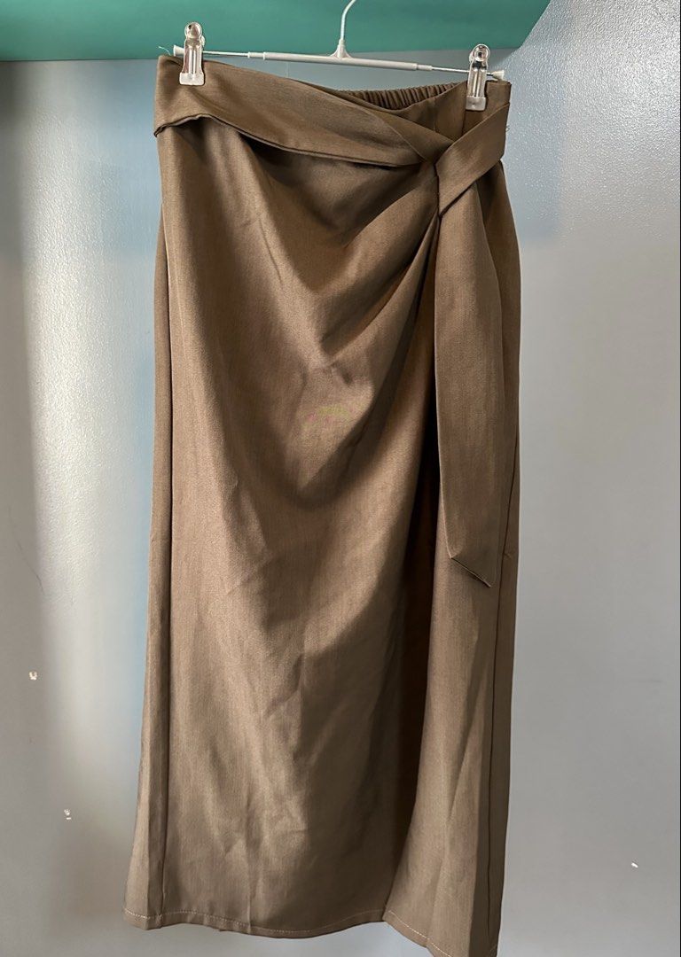 Minimalist brown knot side wrap midi skirt (Category: Skirts) located in Quezon City. Submitted by tan__k (Listing ID 1462717134, Image 1). Description: Worn once, Excellent condition Size Small Bought online for 1850 Great quality, Thick fabric Fabric is linen.