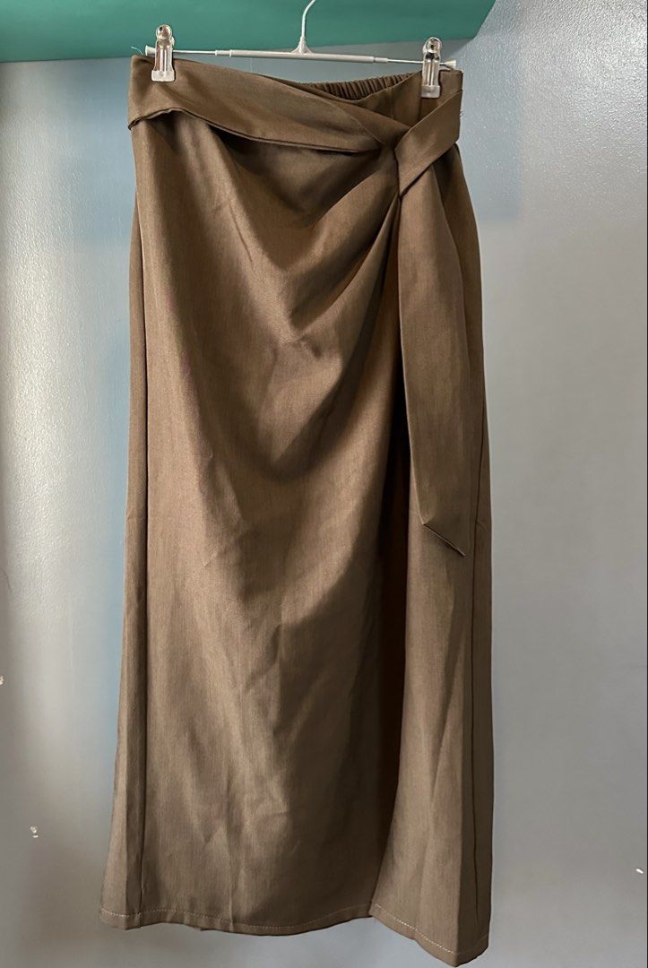 Minimalist brown knot side wrap midi skirt (Category: Skirts) located in Quezon City. Submitted by tan__k (Listing ID 1462717134, Image 2). Description: Worn once, Excellent condition Size Small Bought online for 1850 Great quality, Thick fabric Fabric is linen.