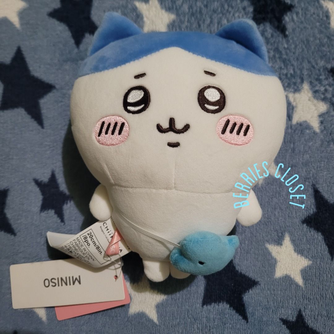 Miniso Hachiware Plush with Bag - Chiikawa (Category: Plushies & Soft Toys) located in Marikina City. Submitted by jie68 (Listing ID 1462866625, Image 1). Description: - hachiware from chiikawa (medium sized) - soft and mallow type - brand new with tag - pwedeng dalhin kahit saan ^^ - perfect gift for fans - can meet up at megamall before fan screening.
