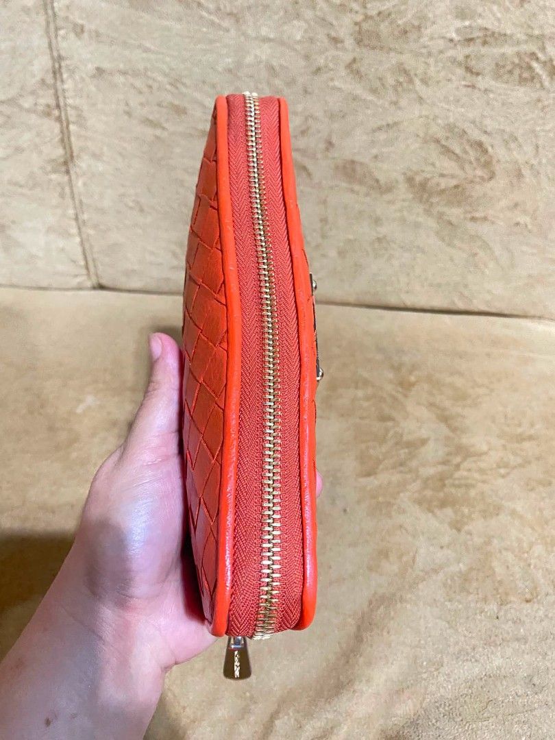 MK (Category: Wallets & Card holders) located in Dumaguete. Submitted by camillaolshoppe2 (Listing ID 1462718088, Image 3). Description: Authentic MK Long wallet Woven zip around wallet In excellent condition pa darker orange sya in actual.