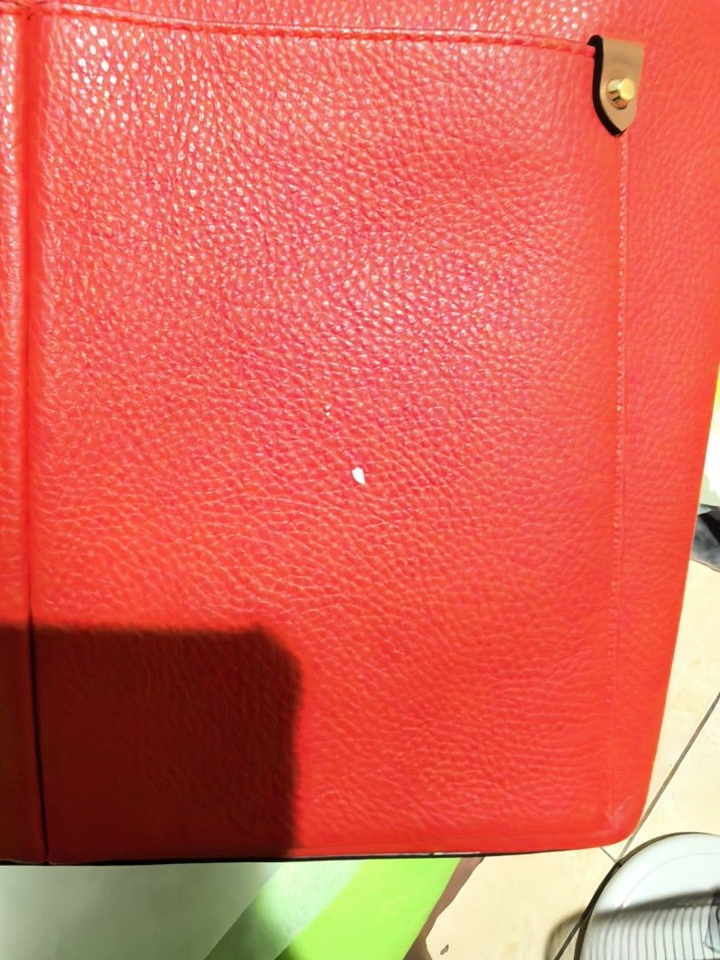 MK tote (Category: Tote Bags) located in Manila. Submitted by khulet2008 (Listing ID 1462875901, Image 3). Description: Michael Kör$ tote bag in red color. Unused condition. With minimal flaw. See pic Clean inside. OG from 🇯🇵.