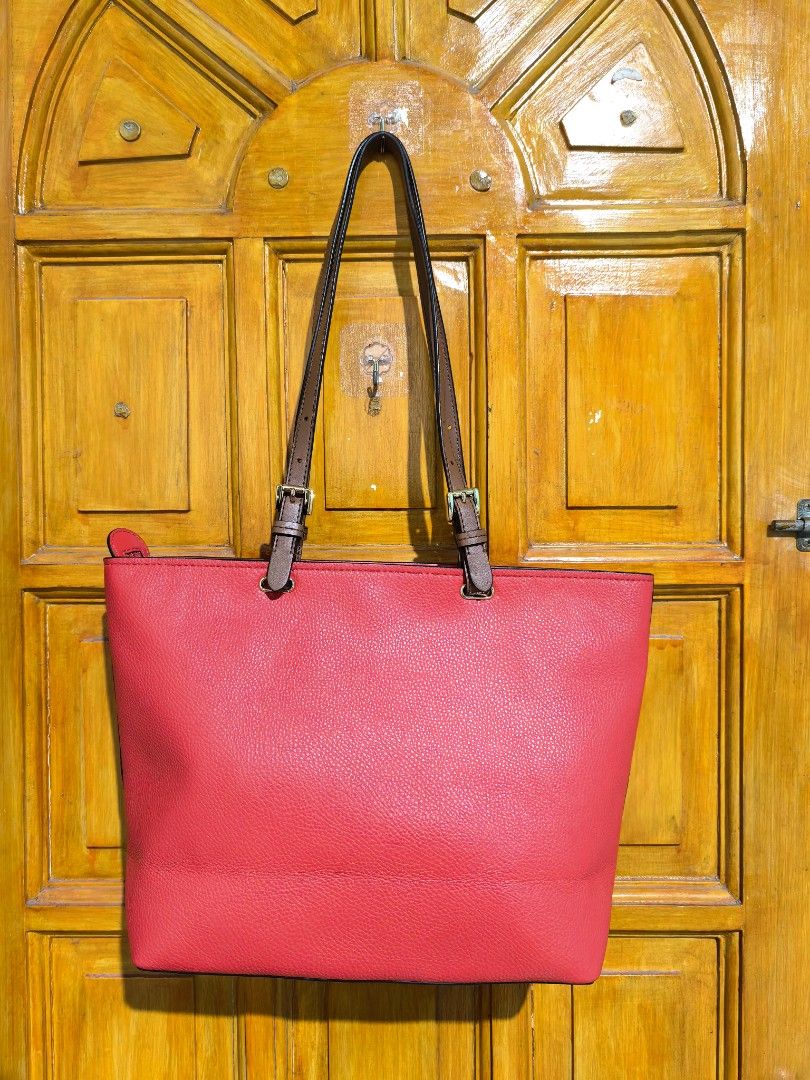 MK tote (Category: Tote Bags) located in Manila. Submitted by khulet2008 (Listing ID 1462875901, Image 2). Description: Michael Kör$ tote bag in red color. Unused condition. With minimal flaw. See pic Clean inside. OG from 🇯🇵.