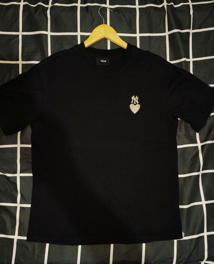 MLB NY YANKEE HEART LOGO (Category: Shirts) located in Cagayan de Oro. Submitted by thrift-japanuksurplus (Listing ID 1462795326, Image 1). Description: MLB NY Yankee Heart Logo Shirt LARGE W : 21 L : 27 Condition : 9.5/10 Color rate : 9.5/10 ISSUE : ❌❌ P400 + SF.