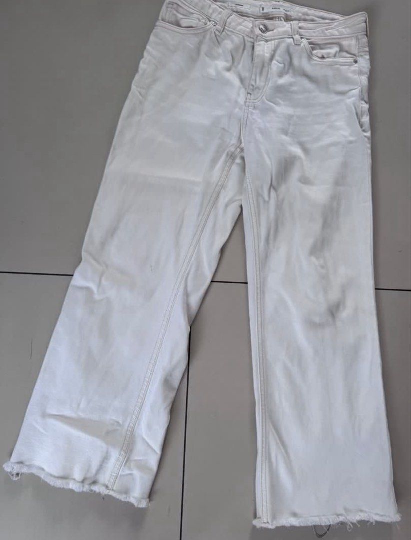 MNG MANGO WHITE PANTS (Category: Jeans) located in Quezon City. Submitted by prelovedsaleitems (Listing ID 1462820806, Image 1). Description: .