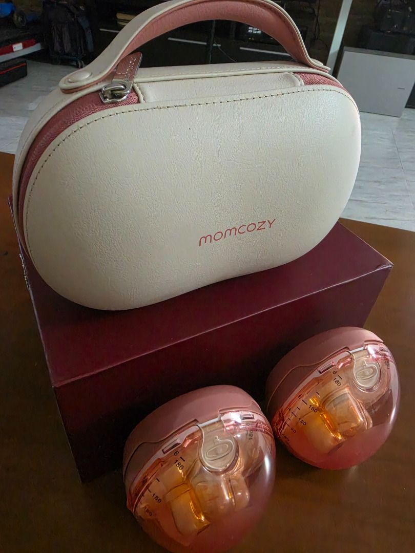 Momcozy Air 1 complete set (Category: Breastfeeding & Bottle Feeding) located in Caloocan City. Submitted by vrfrfr (Listing ID 1462740359, Image 1). Description: The Momcozy Air 1 Ultra-Slim is a premium, discreet wearable double electric breast pump designed for maximum portability and convenience. ​Design & Fit: Features an ultra-slim 2.4-inch profile for invisible wear under clothing and a transparent top window for real-time milk monitoring 