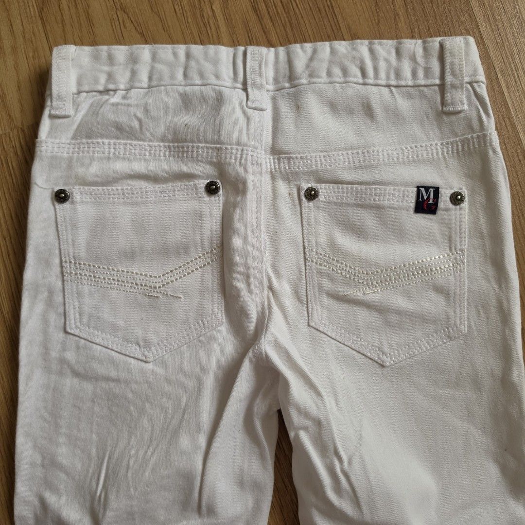 moose gear white pants (Category: Babies & Kids Fashion) located in Cebu City. Submitted by myflee_shop (Listing ID 1462681844, Image 3). Description: moose gear white pants ❗️like new pero nagkaroon tiny dot stains sa likod. see 3rd pic. hindi naman halata. can fit 4-5yrs old 200 only.