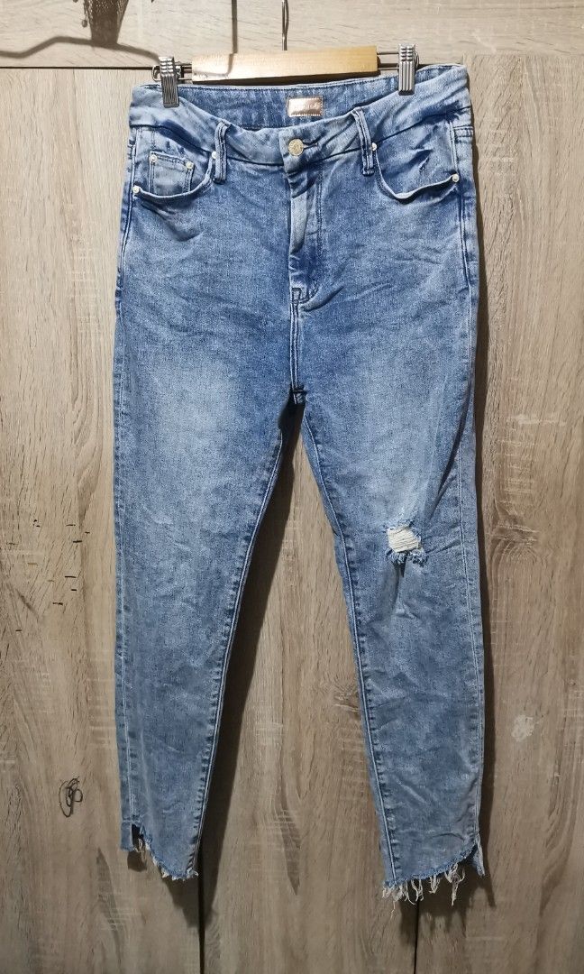 Mother denim pants (Category: Jeans) located in San Pedro. Submitted by thriftersthrift (Listing ID 1462688586, Image 1). Description: Waistline (inches) :28 Length(inches) :37 Good condition Already wash Color rate : 9.5 /10 🌵ALL ITEMS ARE FROM UKAY BALE SO MANAGE YOUR EXPECTATION 🌵 ASK SELLER FOR MORE INFORMATION COLOR MAY CHANGE TRU LIGHTING.