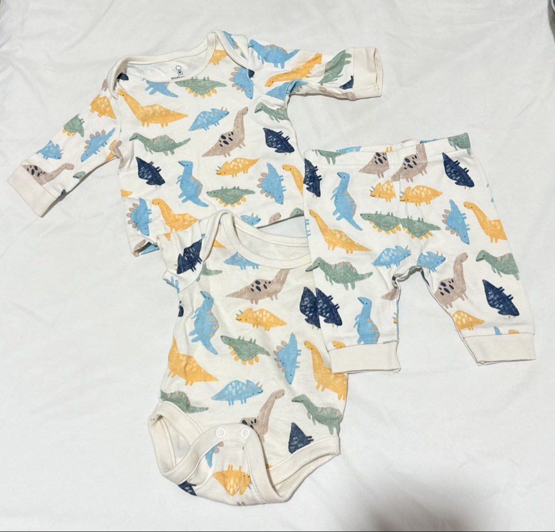 MOTHERCARE 3sets Bundle (Category: Babies & Kids Fashion) located in Subic. Submitted by luxbytasha (Listing ID 1462745629, Image 2). Description: - Brand: Mothercare - Size: Suitable for babies aged 1-3 months - Ideal for: Everyday wear, baby shower gift, or a thoughtful present.
