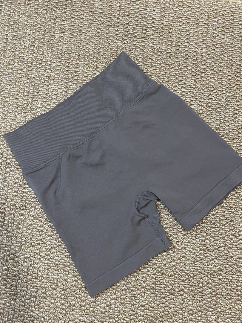 Moving Peach Seamless Ruched Shorts - S (Category: Activewear) located in Pasig City. Submitted by miafml-closet-cleanout (Listing ID 1462772209, Image 1). Description: - never worn posted price is fixed ♡ will not respond to hagglers. 💵 mop: gcash / bdo / maribank / unionbank 🛵 courier: any as long as arranged by buyer 🙅🏻‍♀️ no requested worn photos ❌ no meet-ups.