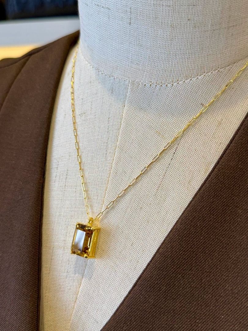 NATURAL CITRINE IN GOLD-PLATED SILVER (Category: Necklaces) located in Baguio. Submitted by asna_taku (Listing ID 1462772561, Image 2). Description: ✨ NATURAL CITRINE IN GOLD-PLATED SILVER ✨ A warm golden glow that instantly elevates any look. 💛✨ Featuring a natural citrine in a sleek rectangular cut, set in silver plated in gold with a delicate paperclip-style chain. 💎 Natural Citrine ✨ Gold-plated silver setting 📏 Adjustable up to 19” 🆕 Bra