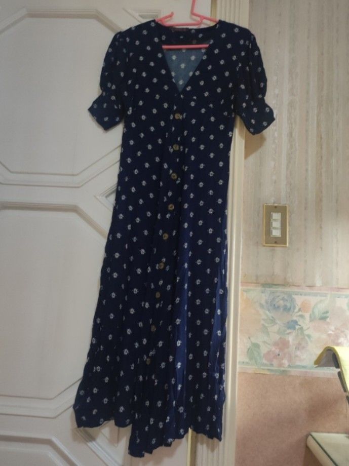 Navy blue long dress (Category: Dresses) located in Bocaue. Submitted by jessdcluters (Listing ID 1462806047, Image 2). Description: .