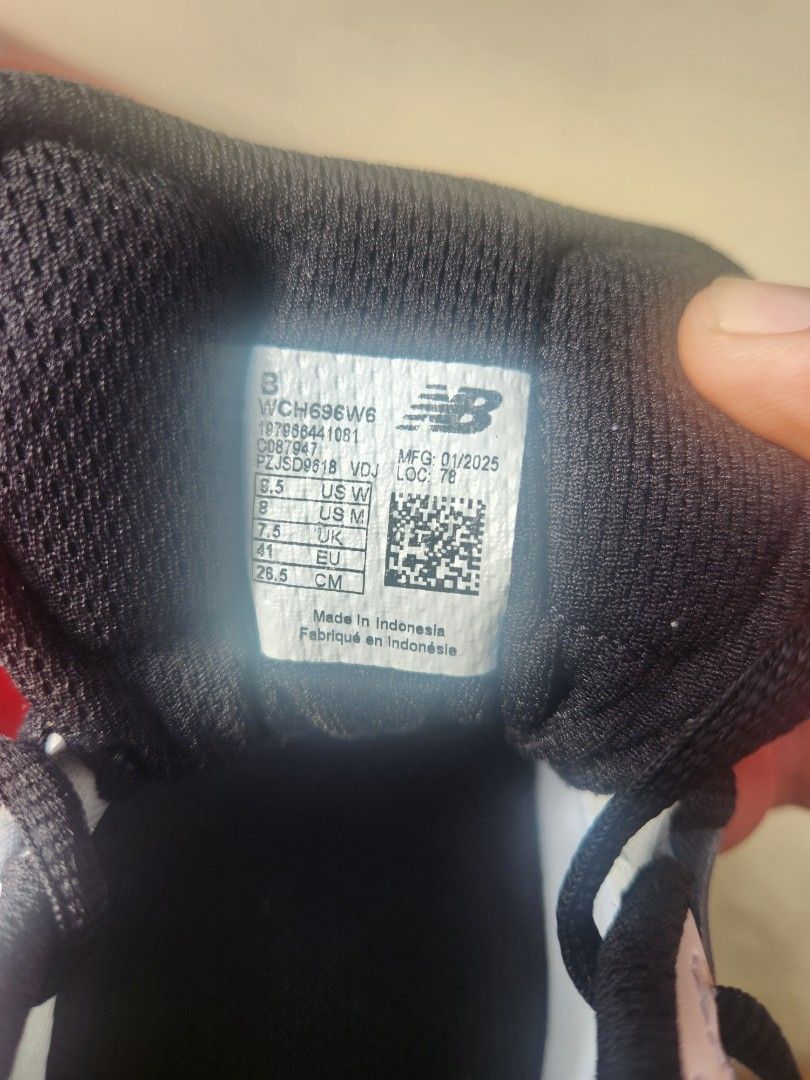 New Balance 696v6 (Category: Casual Shoes) located in Manila. Submitted by aionsev.16 (Listing ID 1462684761, Image 3). Description: New Balance 696v6 Bago po at hindi nagamit maliit po kasi padala po galing canada kaso walang box na kasama. Negotiable pa po sa sure buyer.