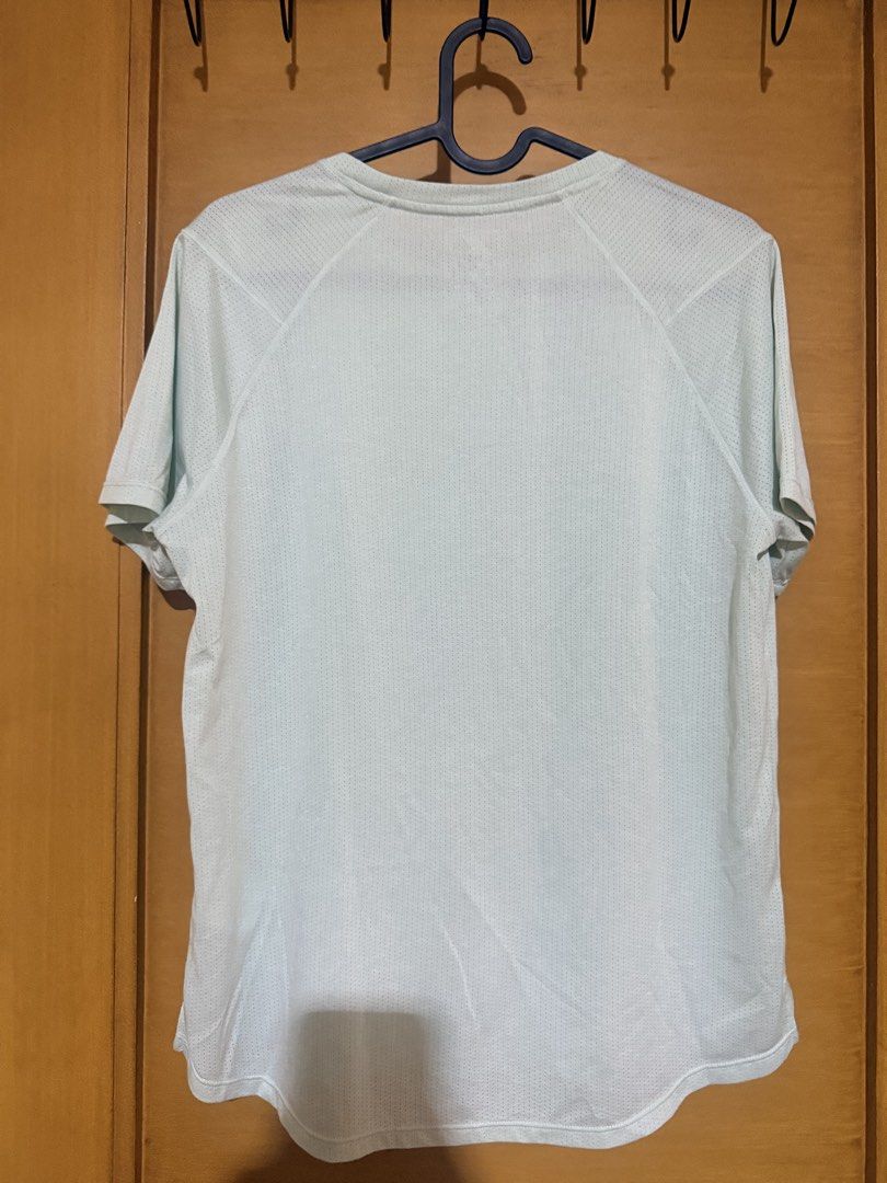 New balance work out gym top (Category: Activewear) located in Taguig. Submitted by denpaz (Listing ID 1462704959, Image 2). Description: New Balance Work Out Top Barely used.