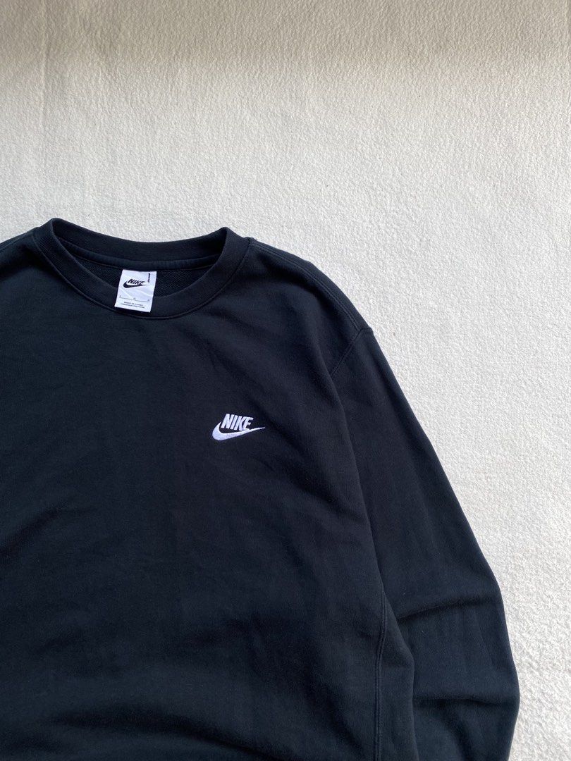 Nike sweatshirt (Category: Hoodies) located in Cebu City. Submitted by thrift_tired (Listing ID 1462814215, Image 3). Description: Excellent condition No issue Colorate 9 Length-26 Width-21 Dm for more details .