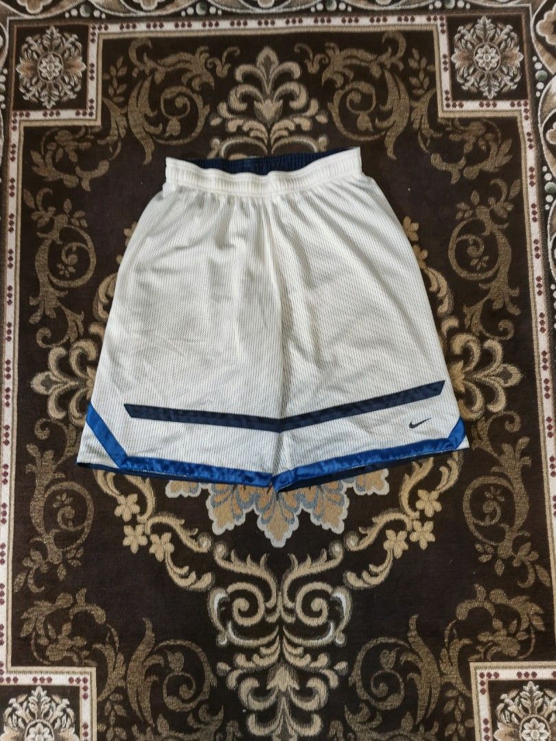Nike athletic shorts (Category: Shorts) located in Manila. Submitted by lance_thrift (Listing ID 1462863059, Image 2). Description: 100% authentic Length 20.5 waist 26-38 leg hole 12.